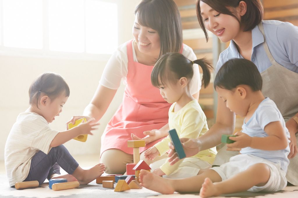 療育スタッフと子どもたち